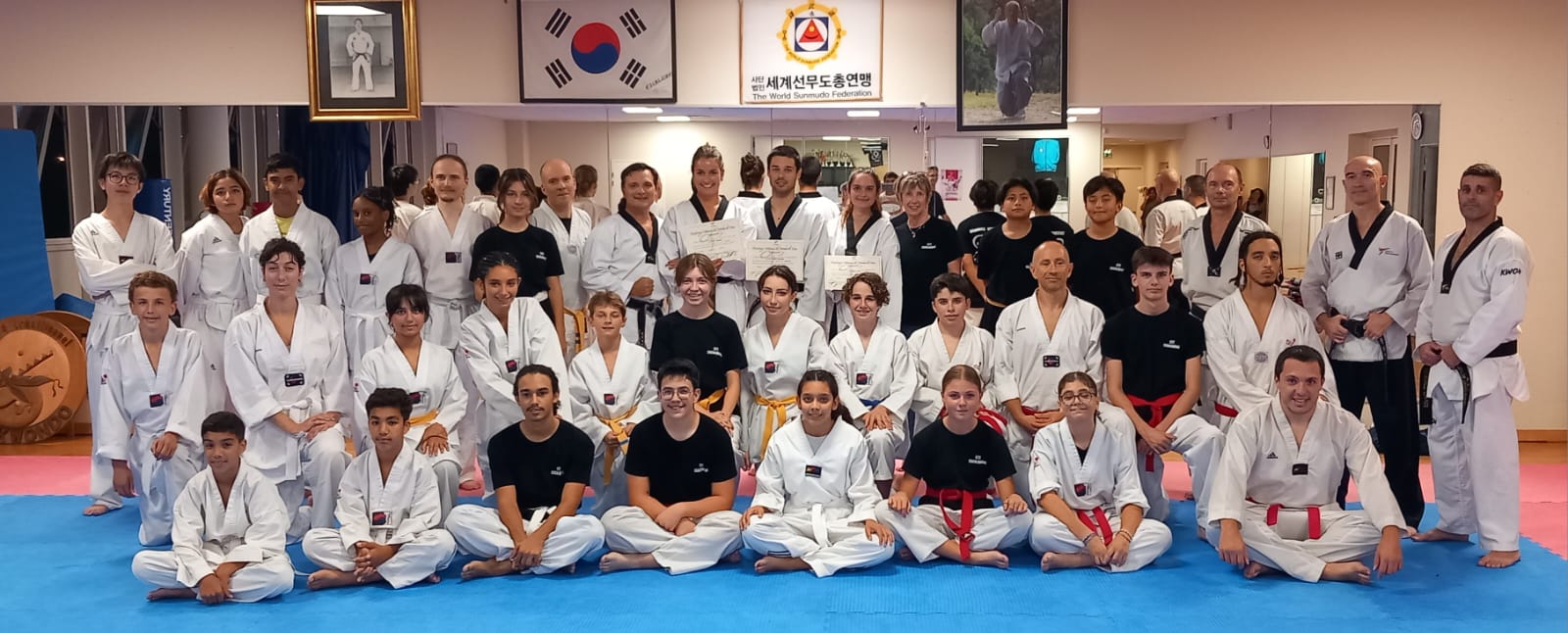 Groupe taekwondo ados / adultes 2023-2024 à la remise des diplômes dan ceinture noire
