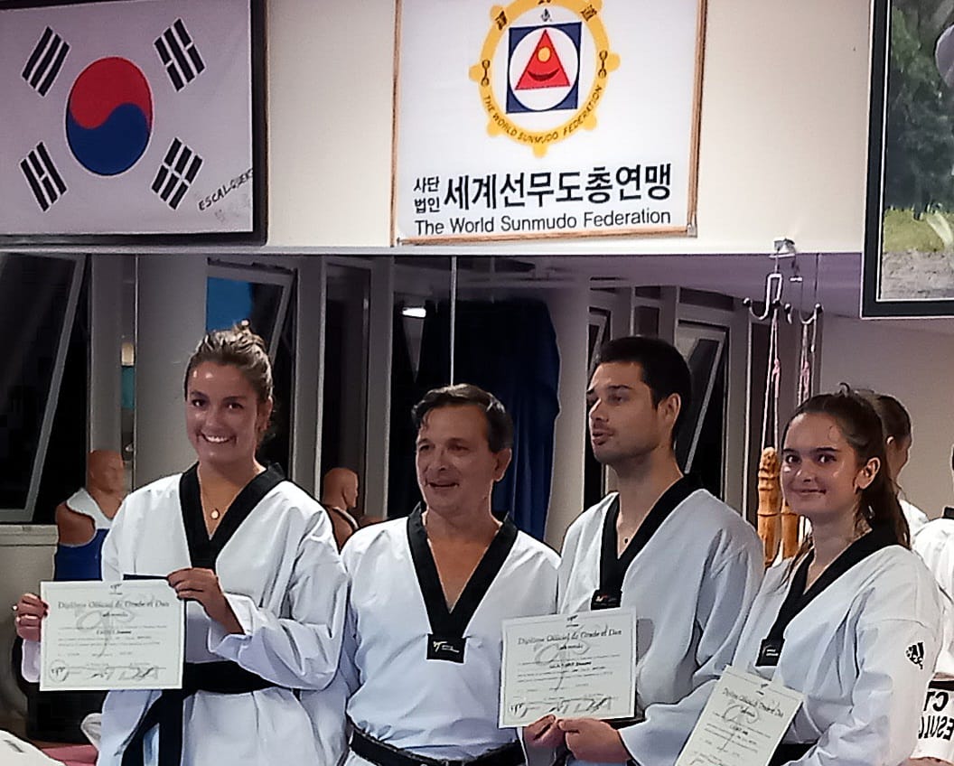 Remise de diplômes fédéraux dan ceinture noire taekwondo au club