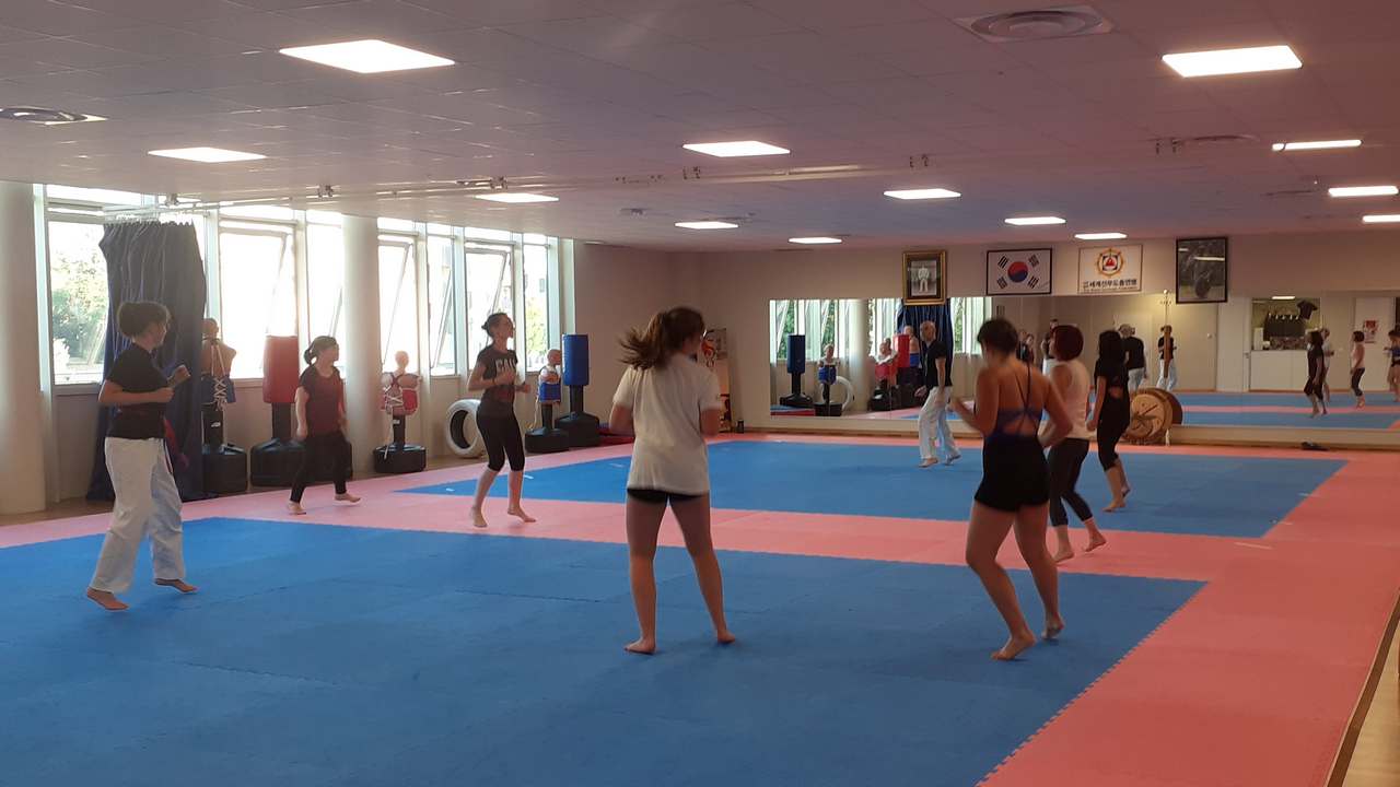 Cours de martial fitness dans la salle du CTT Escalquens