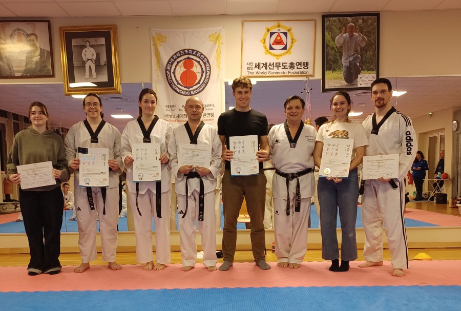 7 ceintures noires avec leur diplôme de dan